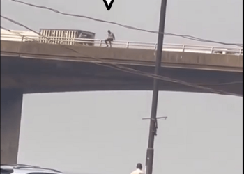 Another man jumps into lagoon in Lagos (Watch viral video)