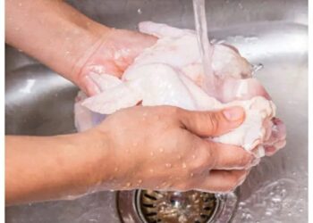 Read health dangers of using water to wash 🥓 meat and things to use instead