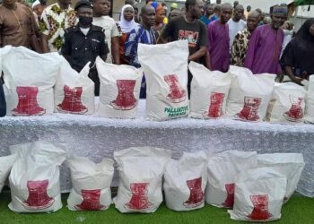 Watch as Gov. Makinde leads house-to-house distribution of palliatives’ in Oyo town (VIDEO)