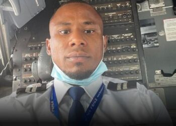 Video of Nigerian pilot not paying after $£x emerges online after he was accused of s£xually hārassing a lady (Watch)