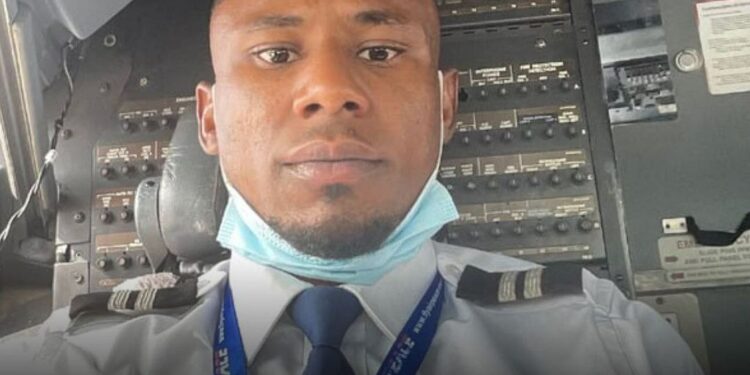 Video of Nigerian pilot not paying after $£x emerges online after he was accused of s£xually hārassing a lady (Watch)