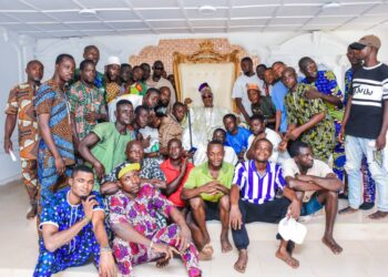 Oluwo Rehabilitates, Empowers 50 “Thugs” with Cash Gift in Iwo