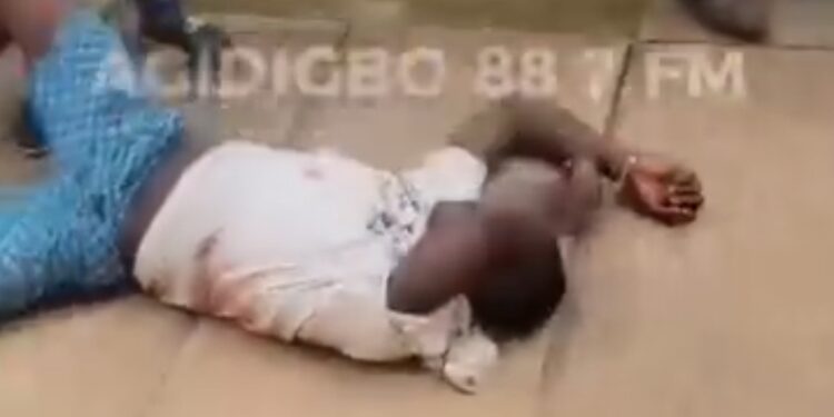 Armed robbery suspects break spinal cord, head after jumping from court 2 storey building to evade trial in Ibadan (VIDEO)