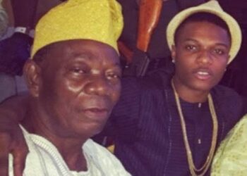 Wizkids’ father causes outrage over old clip of claiming help for Alaba to get electricity in 1972 (VIDEO)