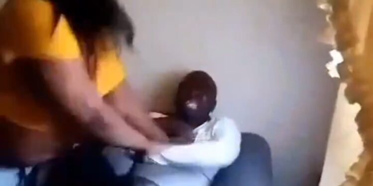 Moment man cr¡es in āngu¡sh as his wife beats him in their home (VIDEO)