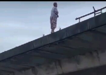 Woman Dıes After Jumping from Ekpan-Refinery Flyover in Delta State (VIDEO)