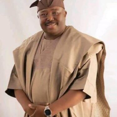 Aides celebrate Senator Alli’s elevation as Ekarun Balogun of Ibadanland