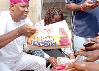 Wole Arisekola Distributes Bags of Rice To Households In Ajenigieye Compound